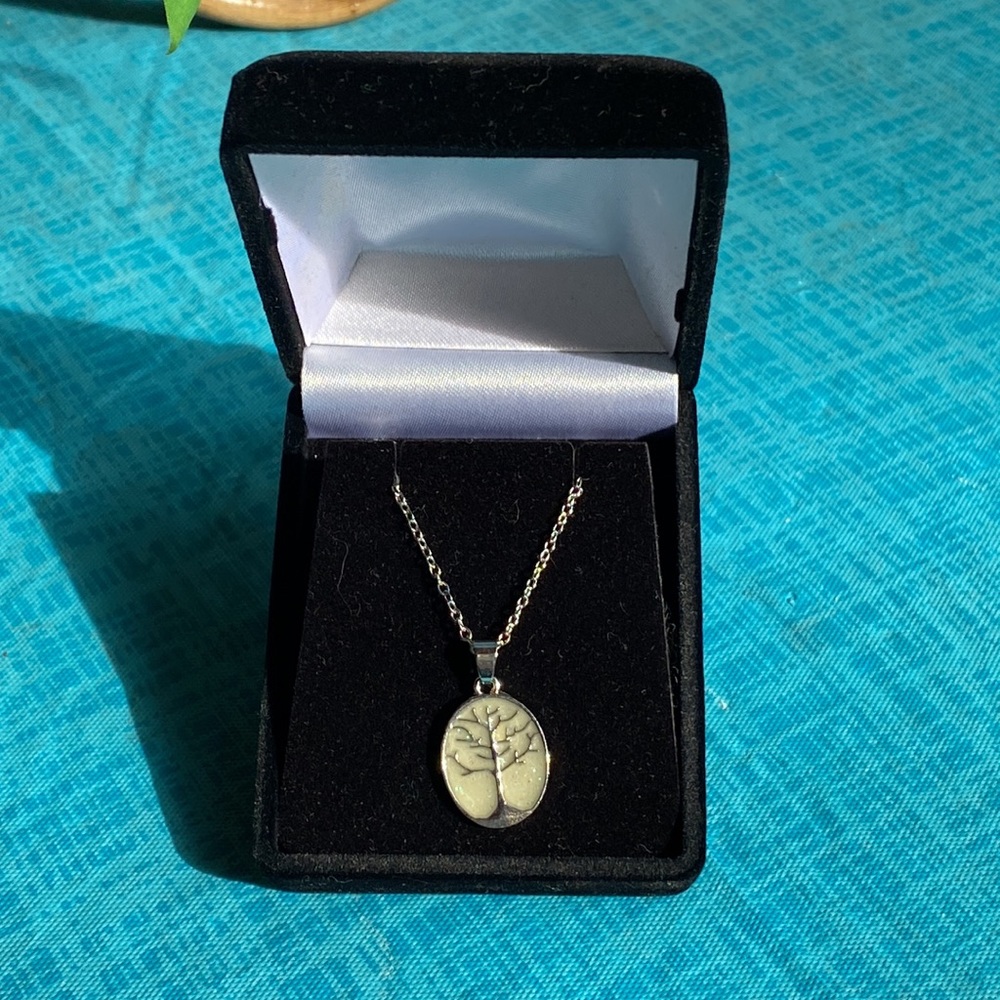 Tree of life pendant on an 18" chain - Picture 2 of 4